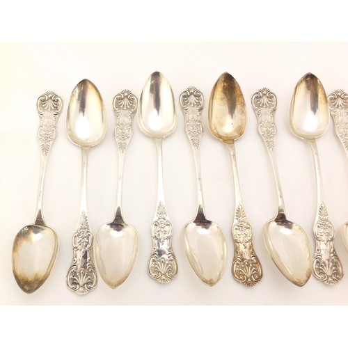 373 - William Caleb Scott, Set of twelve Victorian silver teaspoons with scalloped finials, London 1845, 5... 