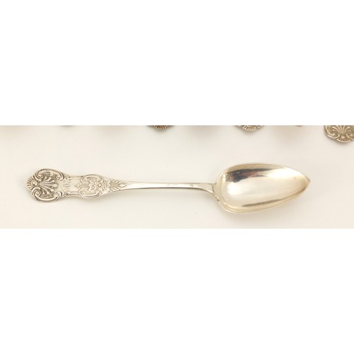 373 - William Caleb Scott, Set of twelve Victorian silver teaspoons with scalloped finials, London 1845, 5... 