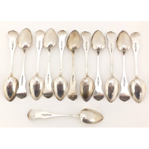 373 - William Caleb Scott, Set of twelve Victorian silver teaspoons with scalloped finials, London 1845, 5... 