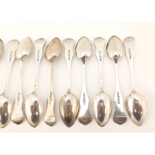 373 - William Caleb Scott, Set of twelve Victorian silver teaspoons with scalloped finials, London 1845, 5... 