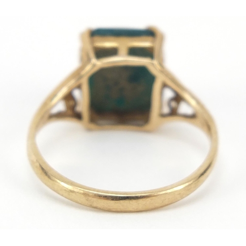 2406 - 9ct gold bloodstone ring, size J, 2.0g