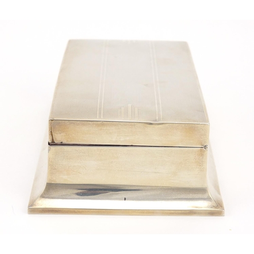 3024 - Walker & Hall, Art Deco silver cigarette box, the hinged lid with engine turned decoration, Sheffiel... 