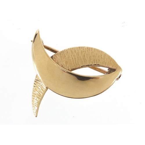 2390 - 9ct gold brooch, 2.5cm wide, 3.4g