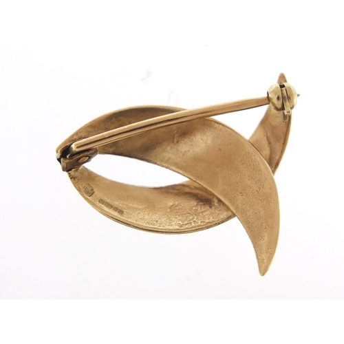 2390 - 9ct gold brooch, 2.5cm wide, 3.4g