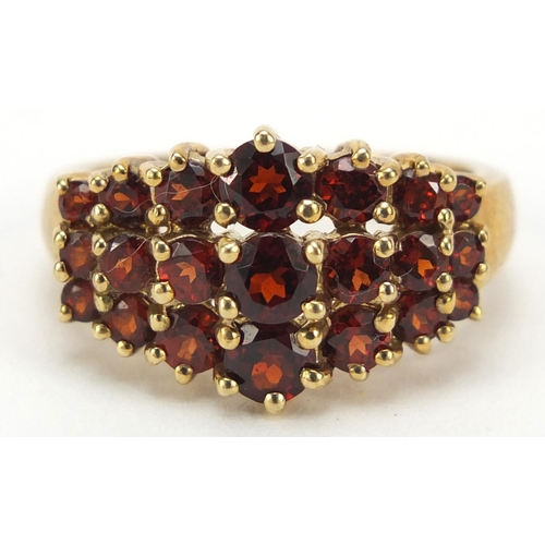 2386 - 9ct gold red stone graduated three row ring, size O, 4.4g