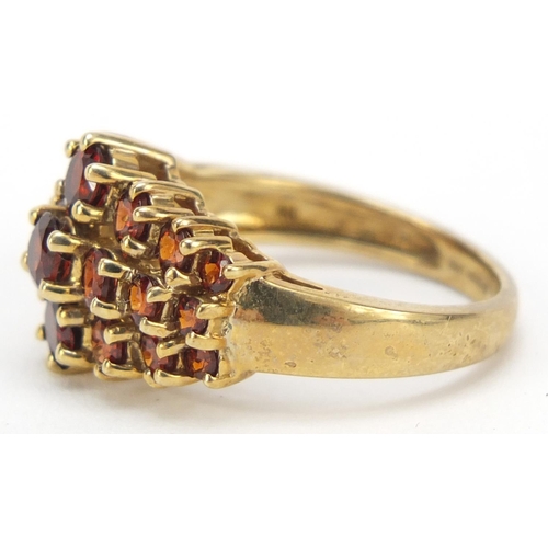 2386 - 9ct gold red stone graduated three row ring, size O, 4.4g