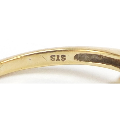 2338 - 9ct gold orange stone flower head ring, size O, 2.9g