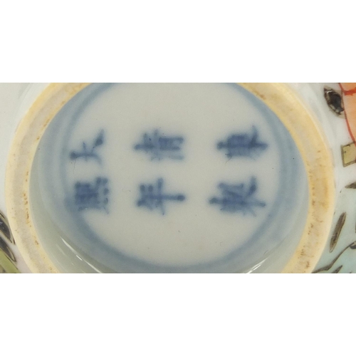 118 - Good Chinese porcelain teacup, finely hand painted in the famille verte palette with figures and in ... 