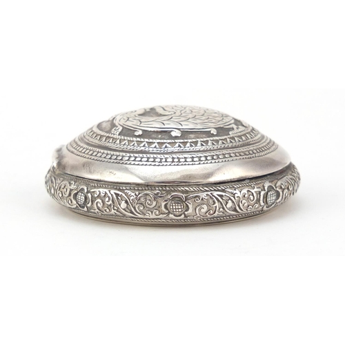 3084 - Persian silver snuff box, the hinged lid embossed with a bird of paradise, impressed marks to the in... 