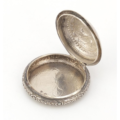 3084 - Persian silver snuff box, the hinged lid embossed with a bird of paradise, impressed marks to the in... 