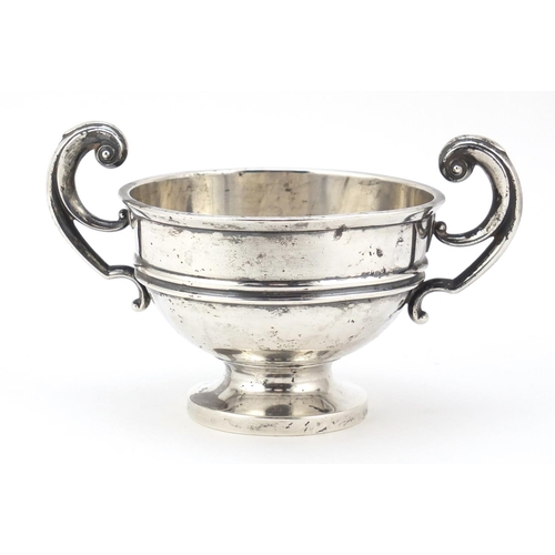 3030 - Walker & Hall, Edward VII silver trophy with twin handles, Sheffield 1908, 16cm wide, 195.5g