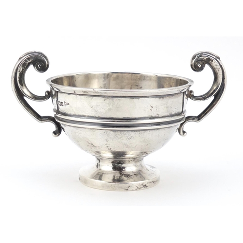 3030 - Walker & Hall, Edward VII silver trophy with twin handles, Sheffield 1908, 16cm wide, 195.5g