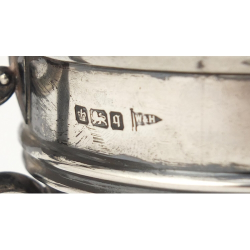 3030 - Walker & Hall, Edward VII silver trophy with twin handles, Sheffield 1908, 16cm wide, 195.5g