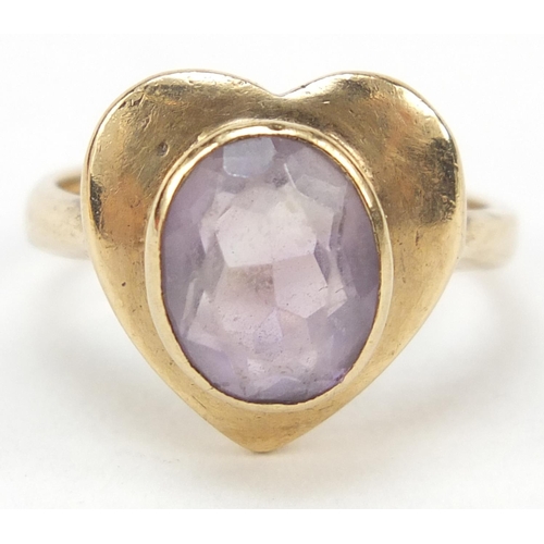 2409 - 9ct gold amethyst love heart ring, size K, 4.0g