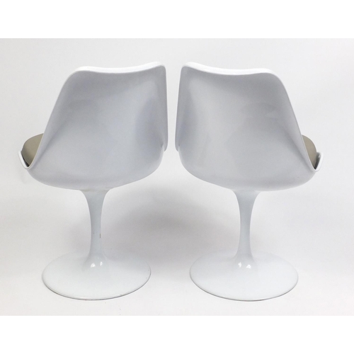 1558 - Pair of Eero Saarinen design tulip chairs, each 81cm high