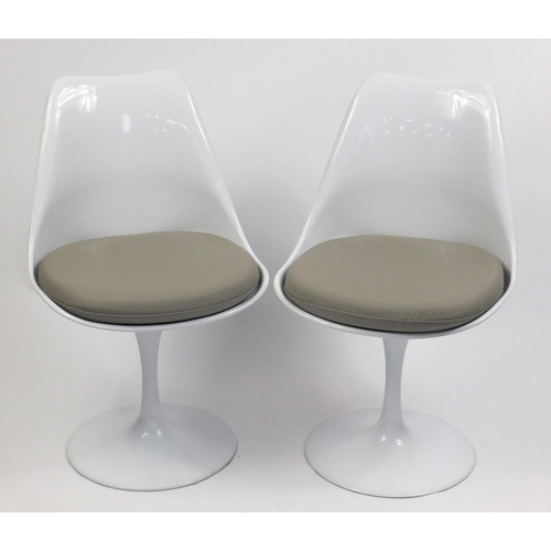 1458 - Pair of Eero Saarinen design tulip chairs, each 81cm high