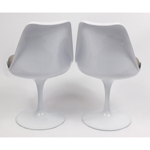 1458 - Pair of Eero Saarinen design tulip chairs, each 81cm high