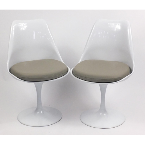 1457 - Pair of Eero Saarinen design tulip chairs, each 81cm high