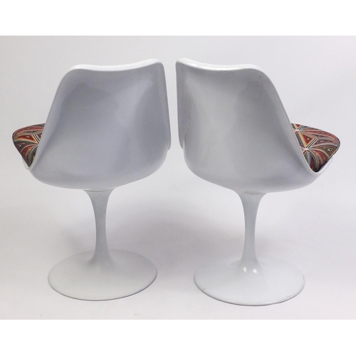 1591 - Pair of Eero Saarinen design tulip chairs, each 81cm high