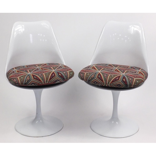 1496 - Pair of Eero Saarinen design tulip chairs, each 81cm high