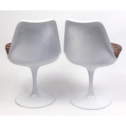 1496 - Pair of Eero Saarinen design tulip chairs, each 81cm high