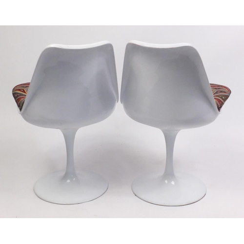 1497 - Pair of Eero Saarinen design tulip chairs, each 81cm high