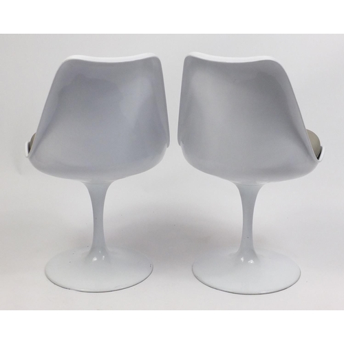 1557 - Pair of Eero Saarinen design tulip chairs, each 81cm high