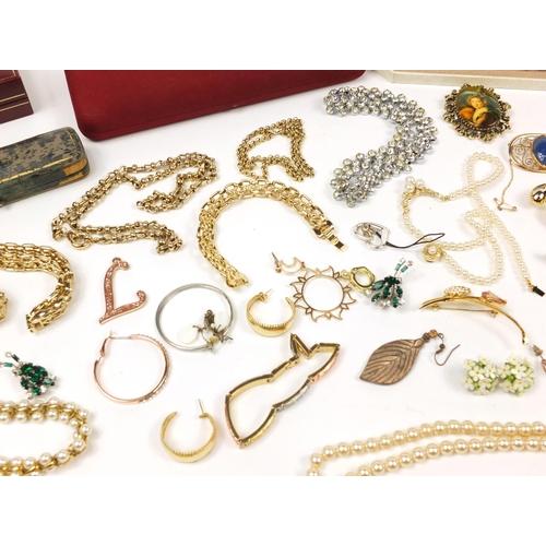 3733 - Costume jewellery including a simulated pearl necklace with silver gilt clasp, ivory necklace, gold ... 