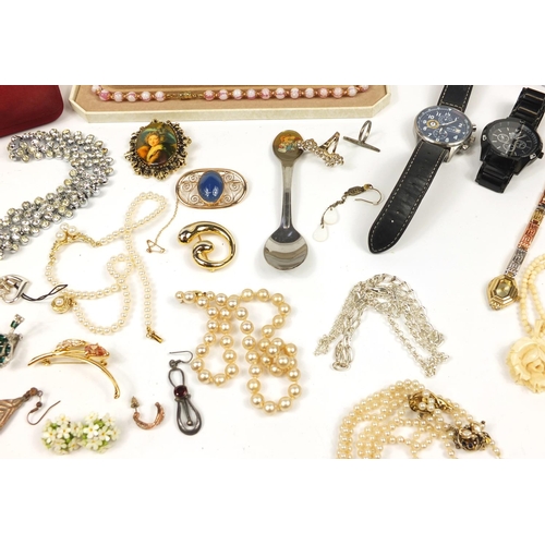 3733 - Costume jewellery including a simulated pearl necklace with silver gilt clasp, ivory necklace, gold ... 