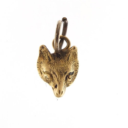 2218 - Unmarked gold fox head charm, 1cm high, 1.6g