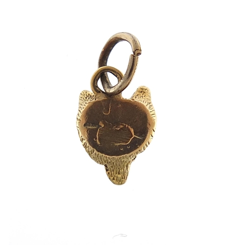 2218 - Unmarked gold fox head charm, 1cm high, 1.6g