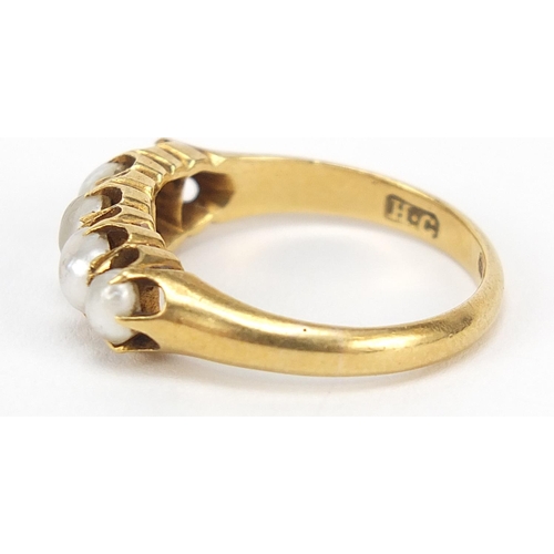 202 - 18ct gold graduated pearl ring, size M, 3.9g