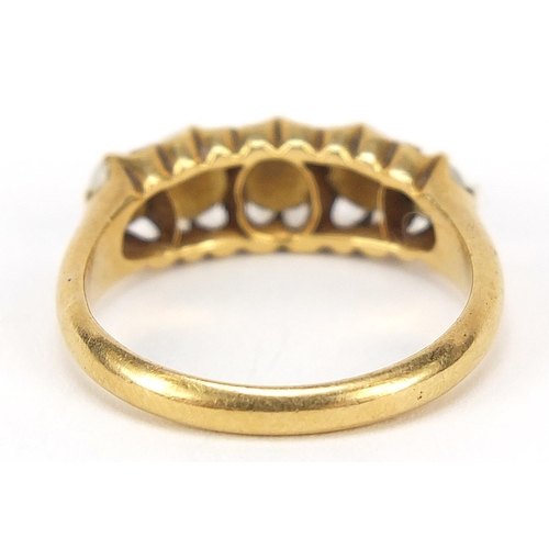 202 - 18ct gold graduated pearl ring, size M, 3.9g