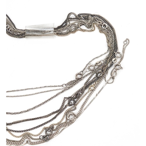 1042 - Ten silver necklaces, 30.0g