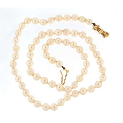 1087 - Single string pearl necklace with 9ct gold clasp, 44cm in length, 23.0g