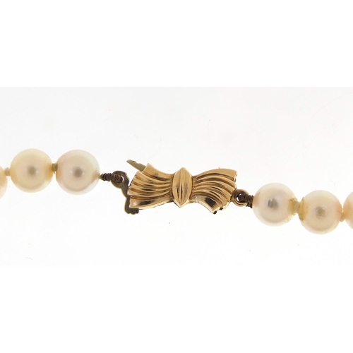 1087 - Single string pearl necklace with 9ct gold clasp, 44cm in length, 23.0g