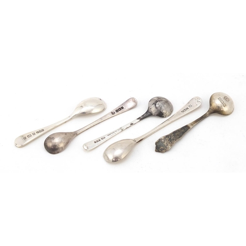 765 - Five Victorian and later silver mustard spoons, various hallmarks, the largest 8.2cm in length, tota... 