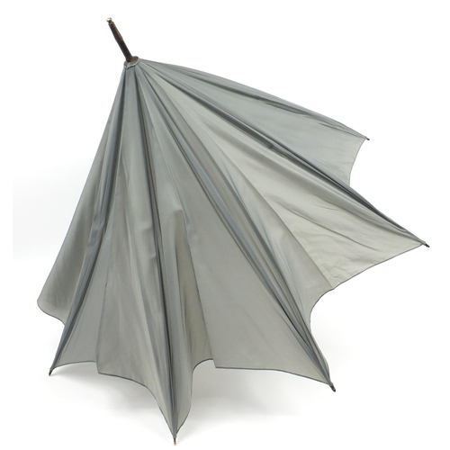 390 - Early Victorian umbrella with horn handle and whale baleen canopy struts, 96cm in length