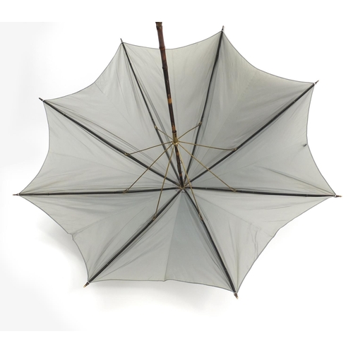 390 - Early Victorian umbrella with horn handle and whale baleen canopy struts, 96cm in length