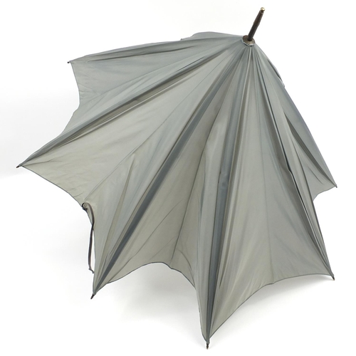 390 - Early Victorian umbrella with horn handle and whale baleen canopy struts, 96cm in length