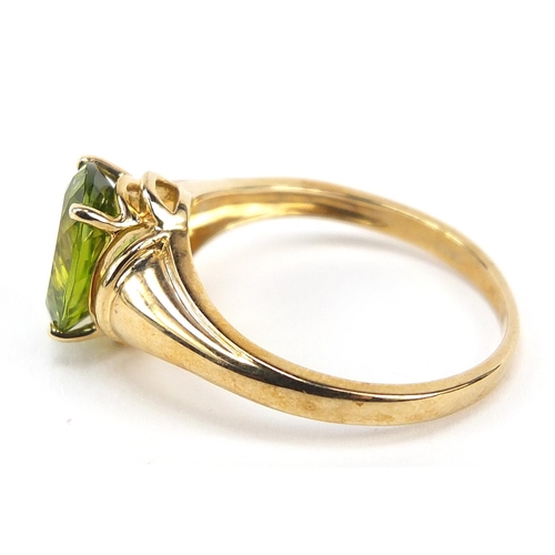 990 - 9ct gold green stone solitaire ring, size V, 4.4g