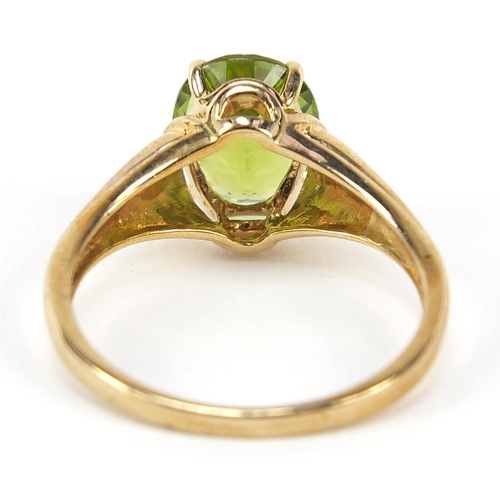 990 - 9ct gold green stone solitaire ring, size V, 4.4g