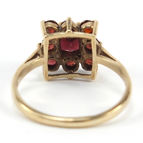 691 - 9ct gold garnet cluster ring, size O, 2.5g