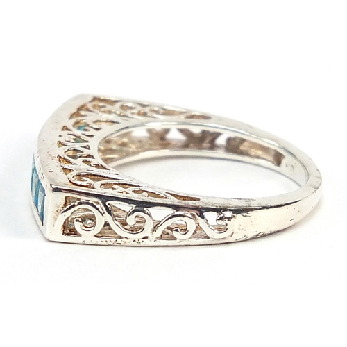 866 - Silver and blue topaz ring, size L/M, 3.3g