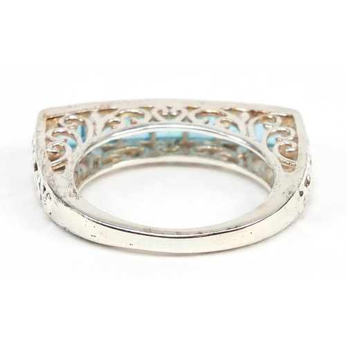 866 - Silver and blue topaz ring, size L/M, 3.3g