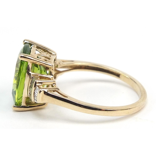 601 - 9ct gold peridot and diamond ring, size O, 3.4g