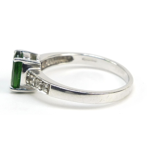 1136 - 9ct white gold green stone ring, set with white sapphires to the shoulders, size N, 2.6g