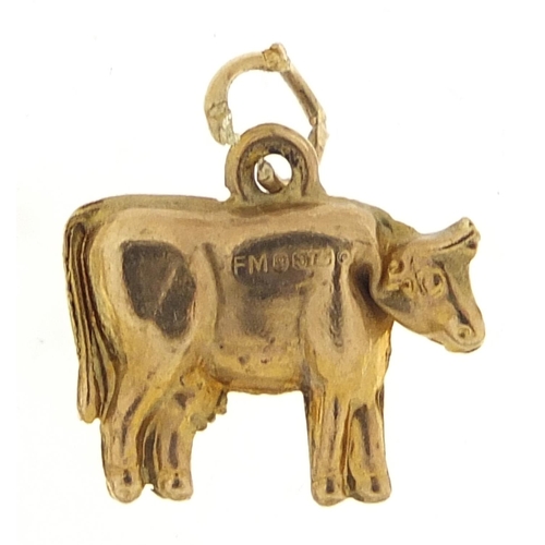 460 - 9ct gold cow charm, 1.4cm wide, 0.6g