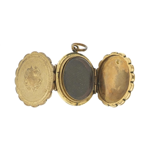 935 - Victorian pinchbeck locket with bevelled glass inserts and engine turned decoration, 2.5cm high, 7.2... 