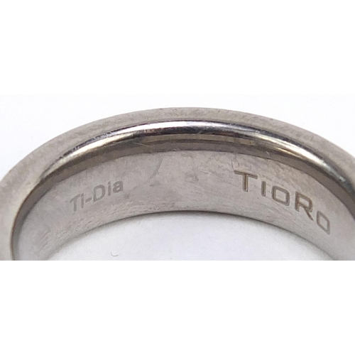 787 - Tio Ro, titanium and diamond ring, size T, 4.9g